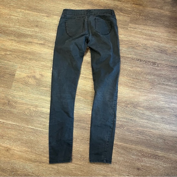 generra pants
size 3
good condition
bundles are discounted - Picture 2 of 3